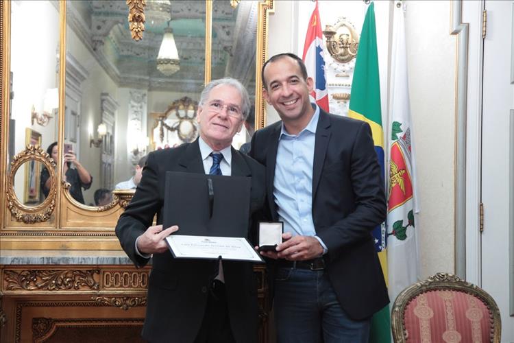 Ex-dirigente do Sindimed recebe Medalha do Mérito Médico